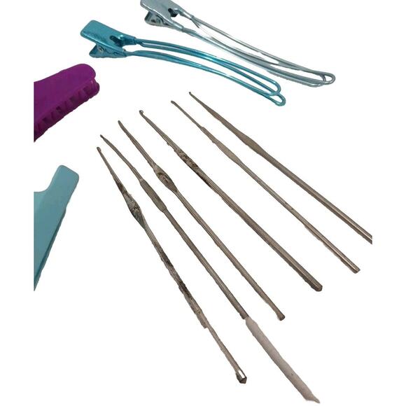 Hair SALON Tools LOT Of 6 Crochet Needle Hooks HAIR COLORING Brush & Clips VNT - Picture 2 of 4